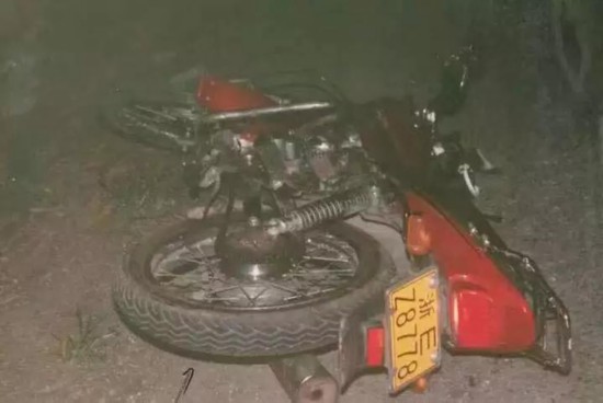 倒在地上的摩托车