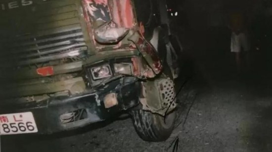 肇事的冒牌军用平板大货车