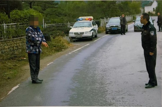 叶某指认事发现场