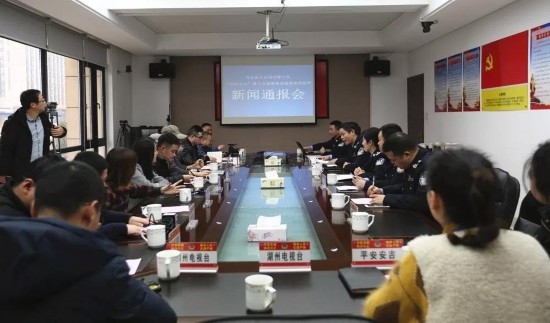 两车相撞2人死亡 肇事司机弃车逃离