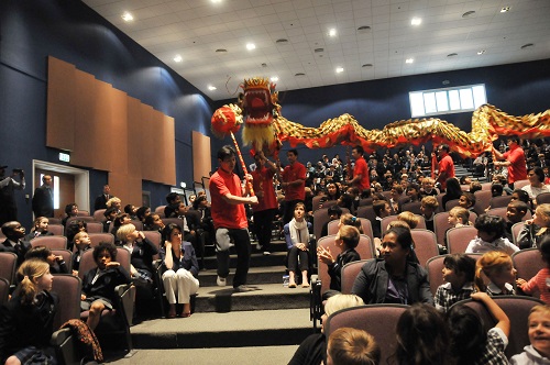 2012年1月26日,阿联酋华人社团的舞龙队在阿布扎比布莱顿国际学校表演。 新华社记者马锡平摄