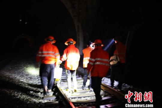 钢轨探伤:为铁路春运体检钢轨的人