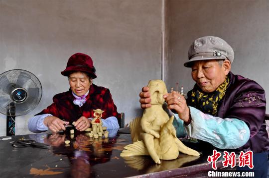 甘肃黄土高原山村袭传统“端灯”民俗传递祝福
