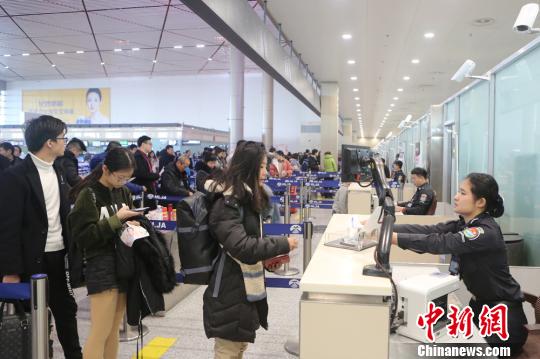 哈尔滨机场春运以来查获违禁物品2.4万件打火机和刀具最多