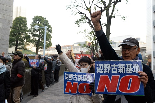  2016年12月20日，在日本首都东京，民众在日本最高法院外抗议美军基地搬迁至边野古的计划。 新华社记者马平摄