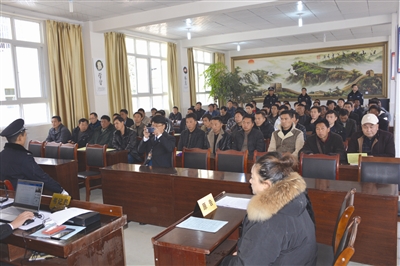 25日,凉山州金阳县人民法院在派来镇、向岭乡两地现场开庭,公开审理两起控辍保学案件