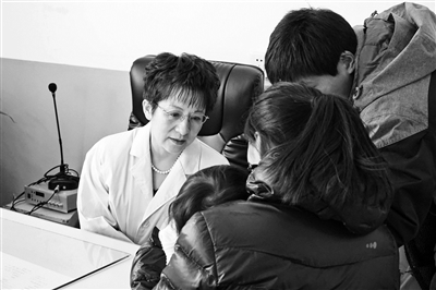 中日友好医院皮肤科主任医师 张晓艳 青评:一群身负志愿情结的大医生,放弃休假,深入贫困地区,为病人治病,更为把健康医疗理念带到当地,助当地医生医治更多的病人。