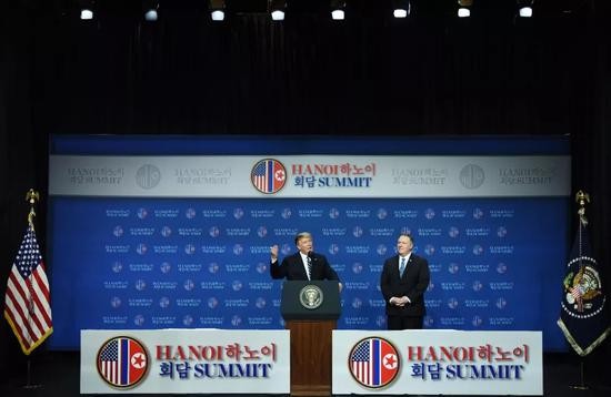 2月28日,在越南河内,美国总统特朗普(左)回答记者提问。新华社发(王申 摄)