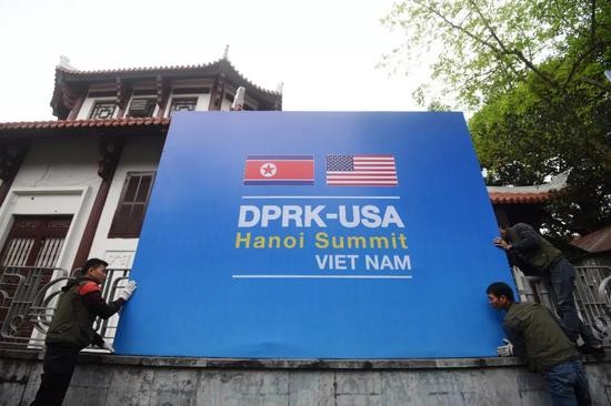 2月25日,在越南首都河内,工作人员架设朝美领导人第二次会晤的标牌。新华社发(王申摄)