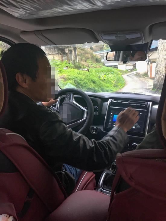 陈建荣（化名）带记者去他的作坊，在车上他讲述了洞藏酒的内幕 图/新京报记者 郑新洽