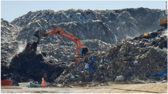 当地回收企业曾被准许倾倒2000吨垃圾,如今已是这一数字的80多倍。图源:CNN
