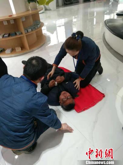 老人突发心绞痛倒地女孩全程跪地12分钟施救