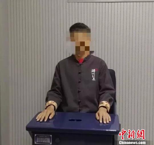 男子穿&ldquo;义薄云天&rdquo;鞋子被警察盯上一查是潜逃多年的逃犯