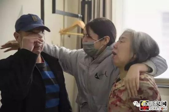 ▲2019年3月3日，时隔8个月后王新元、赵印芝和女儿、儿子再次团聚。来源检察日报正义网