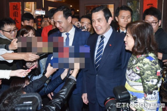 马英九、朱立伦出席&ldquo;画晴&middot;话情&rdquo;张可芸油画展剪彩暨新书发表会。（图片来源：台湾&ldquo;东森新闻云&rdquo;）