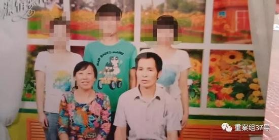 ▲图为小雨一家全家福，前排为小雨父母，后排从左至右依次为小雨嫂子、哥哥和小雨本人。  受访者供图（点击图片，回顾此前调查报道《相识于2月，命案在7月——河北涞源入室反杀案再调查》）