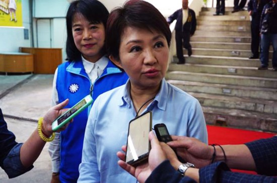 卢秀燕整治空污，传出中火降载、老旧机组除役都遭&ldquo;卡卢&rdquo;，卢秀燕受访时抨击&ldquo;&lsquo;府&rsquo;&lsquo;院&rsquo;有政治干预台中整治空污的嫌疑&rdquo;。（图片来源：台湾&ldquo;中时电子报&rdquo;）