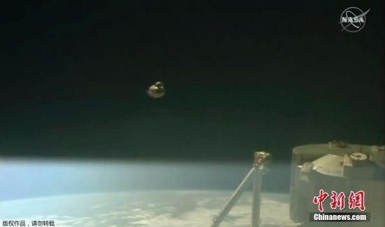 3月8日，美国太空探索技术公司（SpaceX）的载人版“龙”飞船脱离国际空间站返航。这是载人版“龙”飞船首次试飞，本次试飞成功后，载人“龙”飞船将于今年7月进行首次载人飞行，将2名美国宇航员送往国际空间站。图片来源：NASA TV