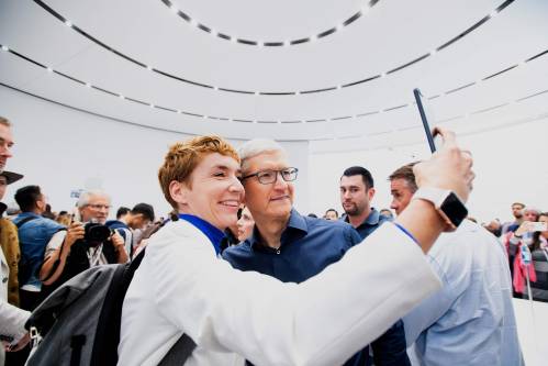 在美国加利福尼亚州丘珀蒂诺市,苹果公司首席执行官蒂姆·库克(右)与别人自拍合影。新华社/法新