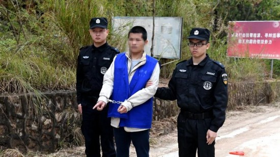 犯罪嫌疑人甘某指认抢劫现场