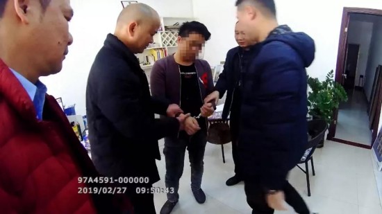 民警抓获犯罪嫌疑人廖某新