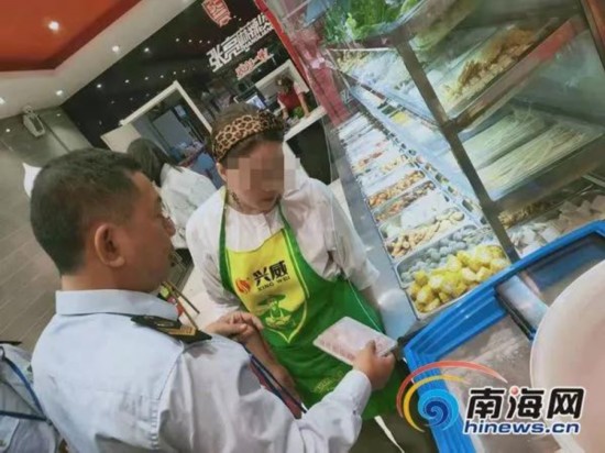 海口府城食药监所执法人员对龙昆南路张亮麻辣烫店现场检查。