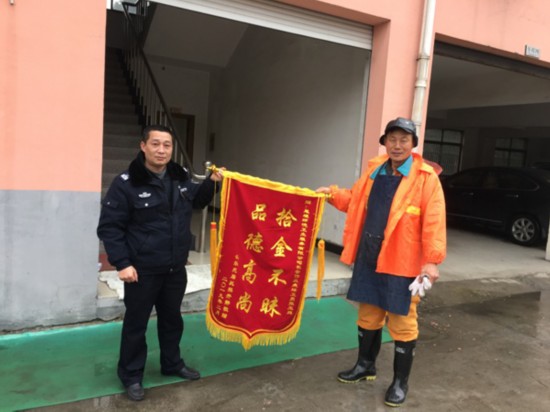 无锡惠堰环卫所工人张玉庭（右）。受访者供图