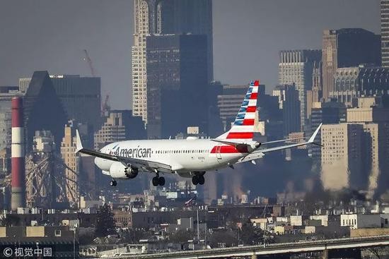3月11日，美国纽约，一架美国航空波音737 MAX 8正准备降落。视觉中国