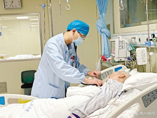 张华正在给患者检查