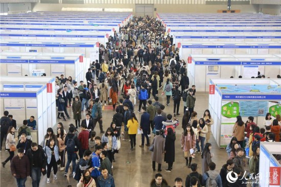 当天共有3万多名大学生进场求职 李霁摄
