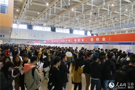求职者们排起了长龙等待与用人单位洽谈 李霁摄
