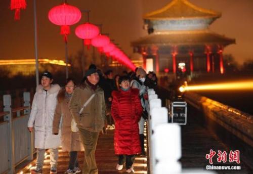 资料图：2月19日晚，观众在晚间游览故宫。中新社记者 杜洋 摄