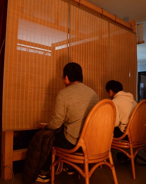 相亲男士隔着帘子与对方兴致勃勃地交谈(西日本新闻)