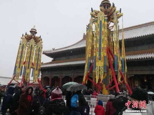 资料图：2月12日，北京城区迎来大规模降雪，众多游客到故宫打卡赏雪。中新网记者 上官云 摄