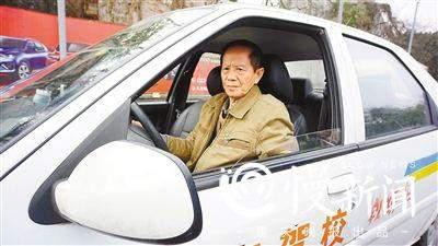 侧方位练习，他紧紧盯着后视镜。