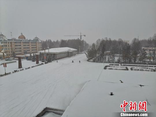 内蒙古呼伦贝尔降雪深度达15厘米出行受阻