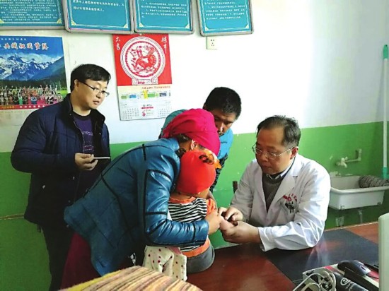 　　为当地群众看病。　　园区社会事业局供图