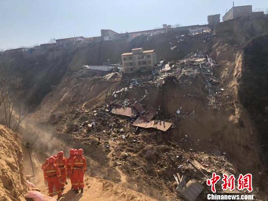 3月15日18时10分许，山西省临汾市乡宁县枣岭乡卫生院北侧发生山体滑坡。李庭耀 摄