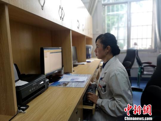 女医生回应高铁上救人被索要医师证：以后还会义不容辞救人