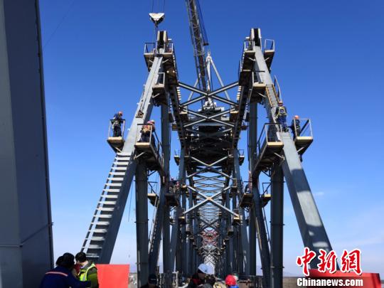 中俄间首条跨境铁路大桥&mdash;&mdash;同江中俄铁路大桥合龙