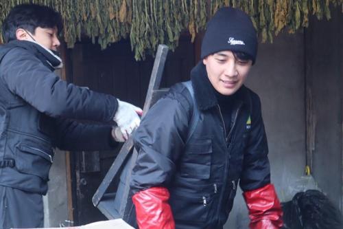 28岁生日,胜利给福利机构赠送蜂窝煤。(韩联社)