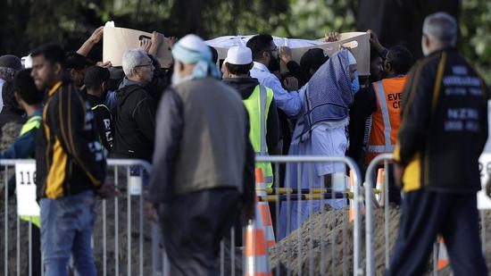 当地时间3月20日，新西兰枪击案遇难者首个葬礼举行，数百人参加。图源：美联社