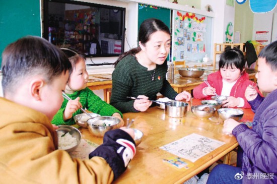 泰州实小附属幼儿园值班园长陪小朋友们用餐
