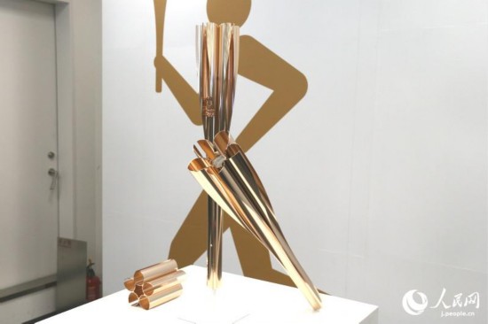 当日揭晓的东京奥运火炬。（摄影：木村雄太）