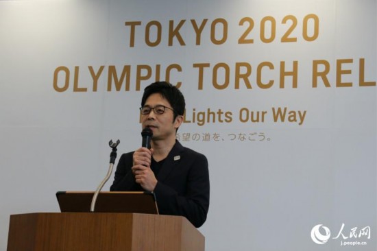 东京奥运火炬设计者吉冈德仁介绍设计背景。（摄影：木村雄太）