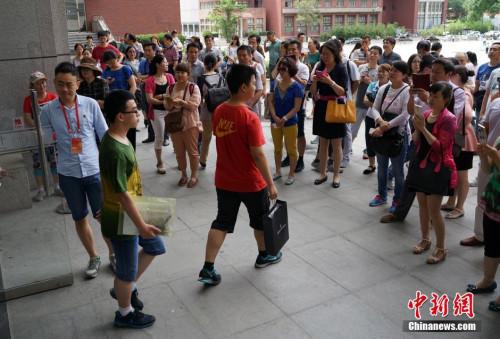 资料图：2015年6月13日，考生走出中国人民大学自主招生考试考场。 中新社发 侯宇 摄