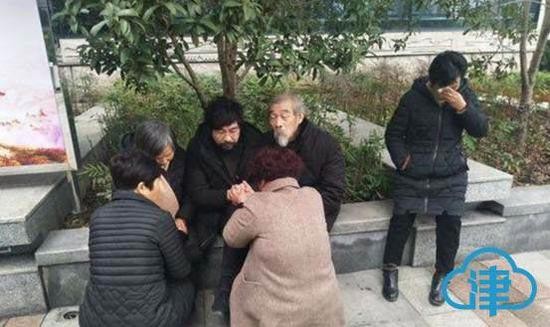 　（连续数月不理发须的老叶（中）参加案子一审开庭）