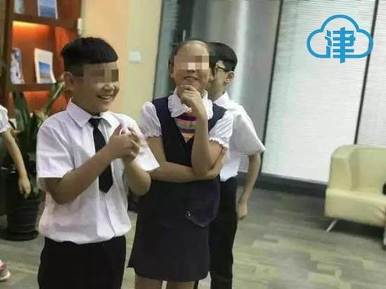 　　（叶某某在银行参加课外活动）
