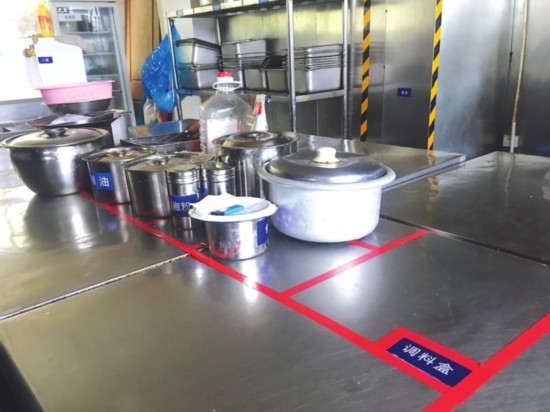 　　上图：厨房操作台上划分不同区域，分门别类摆放物品。