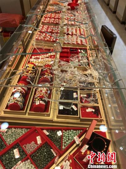 广西南宁一珠宝店遭抢劫嫌疑男子在逃警方全力追捕